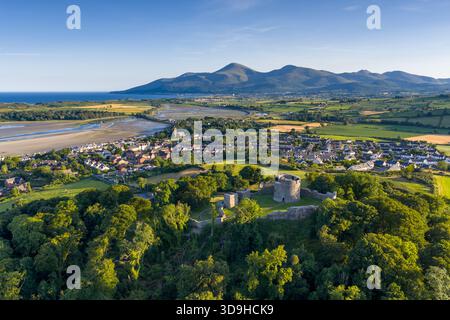 Pittoresca città costiera affacciata su Green Fields, le rovine del castello e una catena montuosa in lontananza, Newcastle, Irlanda del Nord Foto Stock
