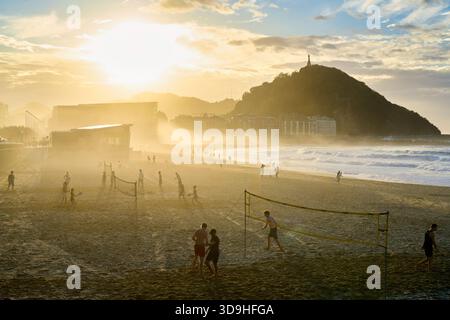Giovani che giocano a pallavolo, Zurriola Beach, Donostia, San Sebastián, Gipuzkoa, paesi Baschi, Spagna, Europa Foto Stock