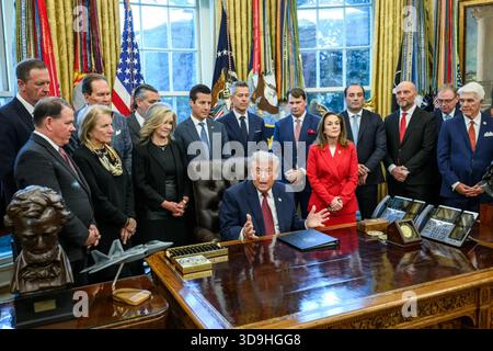 Il presidente Donald Trump fa commenti sugli standard aggiornati di economia dei consumi presso l'Ufficio ovale, cui si sono aggiunti membri del Congresso, funzionari dell'amministrazione e leader del settore mercoledì 3 dicembre 2025. Per gentile concessione della Casa Bianca. Foto Stock