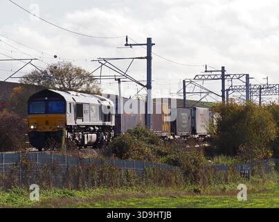 Servizi ferroviari diretti Classe 66 66425 Nigel J Kirchstein su un treno intermodale nel Northamptonshire, Regno Unito Foto Stock
