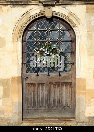 Corona di Natale alle porte di una casa di campagna inglese, Regno Unito Foto Stock