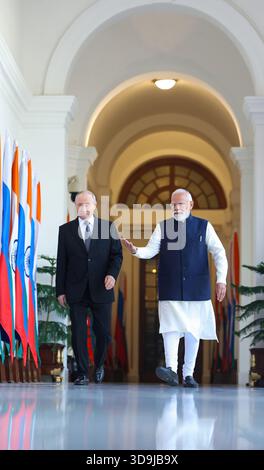 Nuova Delhi, India. 5 dicembre 2025. Il primo ministro indiano Narendra modi, a destra, scorta il presidente russo Vladimir Putin, a sinistra, per riunioni bilaterali a Hyderabad House, 5 dicembre 2025 a nuova Delhi, India. Putin è arrivato in una visita di due giorni in India. Crediti: Primo Ministro Handout/Ufficio informazioni stampa/Alamy Live News Foto Stock