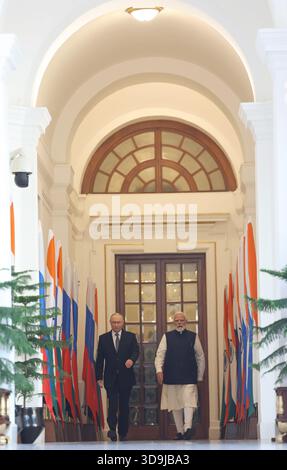 Nuova Delhi, India. 5 dicembre 2025. Il primo ministro indiano Narendra modi, a destra, scorta il presidente russo Vladimir Putin, a sinistra, per riunioni bilaterali a Hyderabad House, 5 dicembre 2025 a nuova Delhi, India. Putin è arrivato in una visita di due giorni in India. Crediti: Primo Ministro Handout/Ufficio informazioni stampa/Alamy Live News Foto Stock