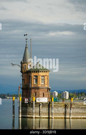 Vista panoramica della storica torre del porto neogotico e della stazione a scartamento d'acqua all'ingresso del porto di Costanza sul lago di Costanza (Bodensee), in Germania. Foto Stock