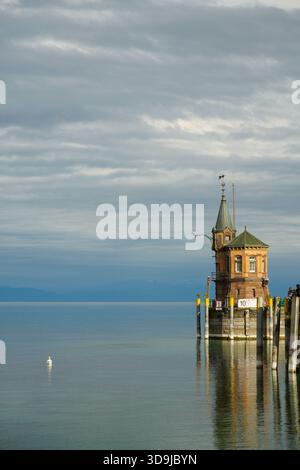 Vista panoramica della storica torre del porto neogotico e della stazione a scartamento d'acqua all'ingresso del porto di Costanza sul lago di Costanza (Bodensee), in Germania. Foto Stock