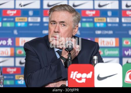 Washington, Stati Uniti. 5 dicembre 2025. Carlo Ancelotti, allenatore della nazionale brasiliana di calcio, parla ai giornalisti del Ritz Hotel di Washington, DC, la capitale degli Stati Uniti. Crediti: Brasile Photo Press/Alamy Live News Foto Stock