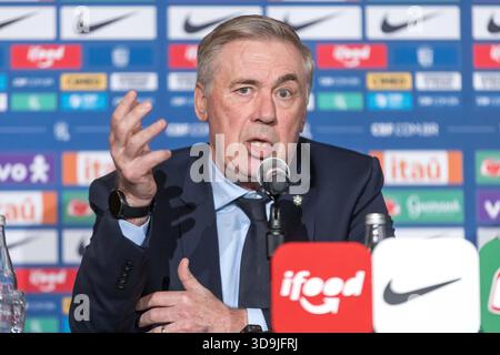 Washington, Stati Uniti. 5 dicembre 2025. Carlo Ancelotti, allenatore della nazionale brasiliana di calcio, parla ai giornalisti del Ritz Hotel di Washington, DC, la capitale degli Stati Uniti. Crediti: Brasile Photo Press/Alamy Live News Foto Stock