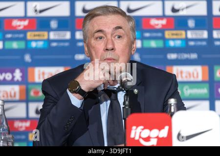Washington, Stati Uniti. 5 dicembre 2025. Carlo Ancelotti, allenatore della nazionale brasiliana di calcio, parla ai giornalisti del Ritz Hotel di Washington, DC, la capitale degli Stati Uniti. Crediti: Brasile Photo Press/Alamy Live News Foto Stock
