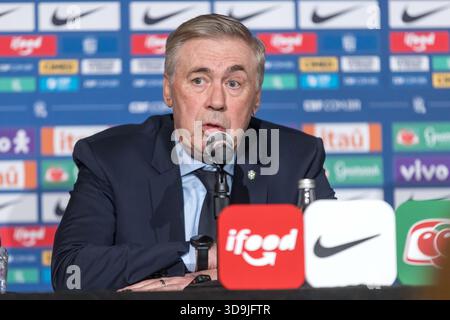 Washington, Stati Uniti. 5 dicembre 2025. Carlo Ancelotti, allenatore della nazionale brasiliana di calcio, parla ai giornalisti del Ritz Hotel di Washington, DC, la capitale degli Stati Uniti. Crediti: Brasile Photo Press/Alamy Live News Foto Stock