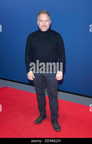 Lars Pape - Eroeffnung der Ausstellung POLAR EXPERIENCE - Die immersive Ausstellung ueber Die Arktis und Antarktis in der Arena Berlin AM 05.12.2025. Eroeffnung Polar Experience *** Lars Pape inaugurazione della mostra POLAR EXPERIENCE la coinvolgente mostra sull'Artico e sull'Antartide nell'Arena di Berlino il 05 12 2025 apertura Polar Experience Foto Stock