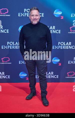 Lars Pape - Eroeffnung der Ausstellung POLAR EXPERIENCE - Die immersive Ausstellung ueber Die Arktis und Antarktis in der Arena Berlin AM 05.12.2025. Eroeffnung Polar Experience *** Lars Pape inaugurazione della mostra POLAR EXPERIENCE la coinvolgente mostra sull'Artico e sull'Antartide nell'Arena di Berlino il 05 12 2025 apertura Polar Experience Foto Stock