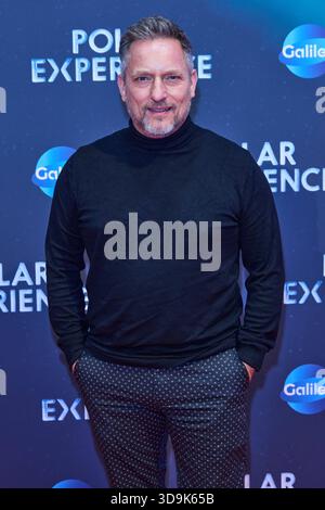 Lars Pape - Eroeffnung der Ausstellung POLAR EXPERIENCE - Die immersive Ausstellung ueber Die Arktis und Antarktis in der Arena Berlin AM 05.12.2025. Eroeffnung Polar Experience *** Lars Pape inaugurazione della mostra POLAR EXPERIENCE la coinvolgente mostra sull'Artico e sull'Antartide nell'Arena di Berlino il 05 12 2025 apertura Polar Experience Foto Stock