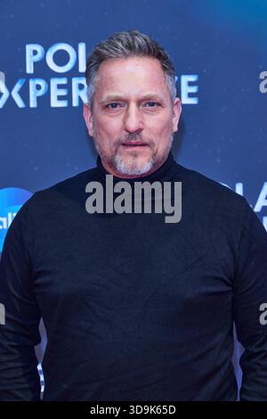 Lars Pape - Eroeffnung der Ausstellung POLAR EXPERIENCE - Die immersive Ausstellung ueber Die Arktis und Antarktis in der Arena Berlin AM 05.12.2025. Eroeffnung Polar Experience *** Lars Pape inaugurazione della mostra POLAR EXPERIENCE la coinvolgente mostra sull'Artico e sull'Antartide nell'Arena di Berlino il 05 12 2025 apertura Polar Experience Foto Stock