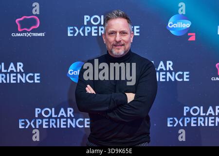 Lars Pape - Eroeffnung der Ausstellung POLAR EXPERIENCE - Die immersive Ausstellung ueber Die Arktis und Antarktis in der Arena Berlin AM 05.12.2025. Eroeffnung Polar Experience *** Lars Pape inaugurazione della mostra POLAR EXPERIENCE la coinvolgente mostra sull'Artico e sull'Antartide nell'Arena di Berlino il 05 12 2025 apertura Polar Experience Foto Stock