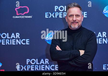Lars Pape - Eroeffnung der Ausstellung POLAR EXPERIENCE - Die immersive Ausstellung ueber Die Arktis und Antarktis in der Arena Berlin AM 05.12.2025. Eroeffnung Polar Experience *** Lars Pape inaugurazione della mostra POLAR EXPERIENCE la coinvolgente mostra sull'Artico e sull'Antartide nell'Arena di Berlino il 05 12 2025 apertura Polar Experience Foto Stock