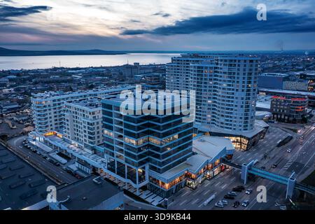 Burgas, Bulgaria - 02 dicembre 2025: Vista aerea dei droni su nuovi edifici residenziali moderni di notte a Burgas, Bulgaria Foto Stock