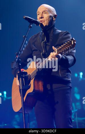 Midge Ure Live bei der 31. Night of the Proms 2025 nella der Barclays Arena. Amburgo, 05.12.2025 Foto Stock