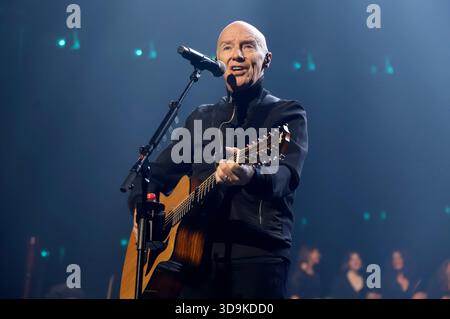 Midge Ure Live bei der 31. Night of the Proms 2025 nella der Barclays Arena. Amburgo, 05.12.2025 Foto Stock