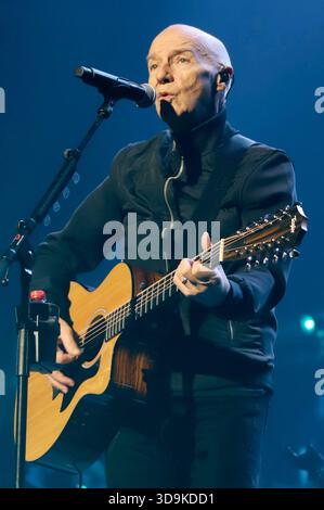 Midge Ure Live bei der 31. Night of the Proms 2025 nella der Barclays Arena. Amburgo, 05.12.2025 Foto Stock