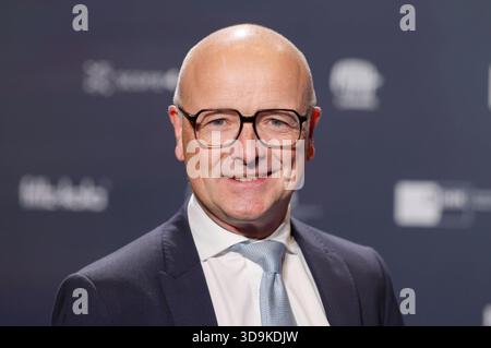 Karsten Schwanke bei der Verleihung des 18. Deutschen Nachhaltigkeitspreises 2025 im Maritim Hotel. Düsseldorf, 05.12.2025 *** Karsten Schwanke alla presentazione del 18 German Sustainability Award 2025 al Maritim Hotel Düsseldorf, 05 12 2025 foto:XR.xSchmiegeltx/xFuturexImagex dnp0512 5241 Foto Stock