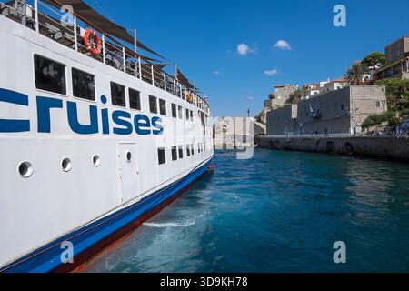 Attracco della nave da crociera all'isola di Hydra in Grecia Foto Stock