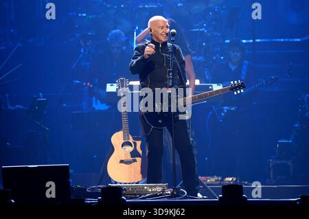 Midge Ure Live bei der 40. La notte dei Proms 2025 nella der ZAG Arena. Hannover, 04.12.2025 *** Midge Ure live alla 40 Night of the Proms 2025 nella ZAG Arena di Hannover, 04 12 2025 foto:XC.xNiehausx/xFuturexImagex notp hannover 5220 Foto Stock