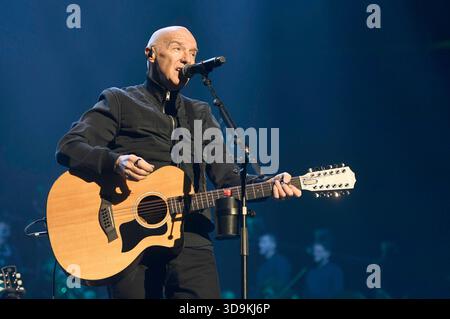 Midge Ure Live bei der 40. La notte dei Proms 2025 nella der ZAG Arena. Hannover, 04.12.2025 *** Midge Ure live alla 40 Night of the Proms 2025 nella ZAG Arena di Hannover, 04 12 2025 foto:XC.xNiehausx/xFuturexImagex notp hannover 5227 Foto Stock