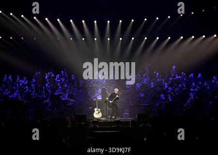 Midge Ure bei der 40. Notte dei Proms nella der ZAG Arena di Hannover un 04.12.2025 *** Midge Ure alla 40 Night of the Proms nella ZAG Arena di Hannover il 04 12 2025 foto:XC.xNiehausx/xFuturexImagex notp hannover 5215 Foto Stock