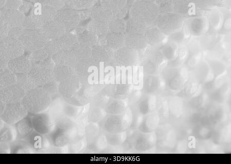 Shot macro di un pezzo di schiuma di polistirene. Vista ravvicinata estrema della sezione trasversale di una parte in polistirene. Vista ravvicinata di un pezzo di polistirolo. Foto Stock