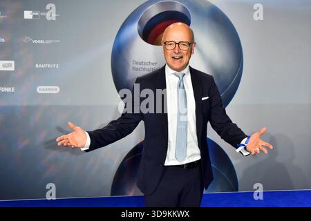 ABBduesseldorf: Karsten Schwanke deutscher Meteorologe und Fernsehmoderator zu Gast auf dem blauen Teppich bei der 18.Verleihung Deutscher Nachhaltigkeitspreis 2025 im Maritim Hotel Am 05.12.2025 NRW Deutschland **** ABBduesseldorf Karsten Schwanke meteorologo tedesco e presentatore televisivo come ospite sul tappeto blu al 18° premio tedesco per la sostenibilità al Maritim 2025 2025 Germania Foto Stock
