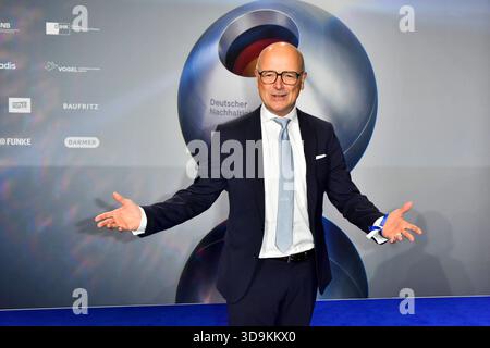 ABBduesseldorf: Karsten Schwanke deutscher Meteorologe und Fernsehmoderator zu Gast auf dem blauen Teppich bei der 18.Verleihung Deutscher Nachhaltigkeitspreis 2025 im Maritim Hotel Am 05.12.2025 NRW Deutschland **** ABBduesseldorf Karsten Schwanke meteorologo tedesco e presentatore televisivo come ospite sul tappeto blu al 18° premio tedesco per la sostenibilità al Maritim 2025 2025 Germania Foto Stock