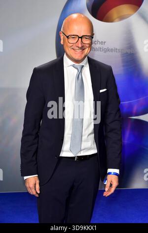 ABBduesseldorf: Karsten Schwanke deutscher Meteorologe und Fernsehmoderator zu Gast auf dem blauen Teppich bei der 18.Verleihung Deutscher Nachhaltigkeitspreis 2025 im Maritim Hotel Am 05.12.2025 NRW Deutschland **** ABBduesseldorf Karsten Schwanke meteorologo tedesco e presentatore televisivo come ospite sul tappeto blu al 18° premio tedesco per la sostenibilità al Maritim 2025 2025 Germania Foto Stock