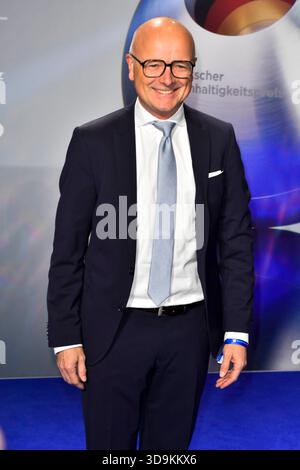 ABBduesseldorf: Karsten Schwanke deutscher Meteorologe und Fernsehmoderator zu Gast auf dem blauen Teppich bei der 18.Verleihung Deutscher Nachhaltigkeitspreis 2025 im Maritim Hotel Am 05.12.2025 NRW Deutschland **** ABBduesseldorf Karsten Schwanke meteorologo tedesco e presentatore televisivo come ospite sul tappeto blu al 18° premio tedesco per la sostenibilità al Maritim 2025 2025 Germania Foto Stock