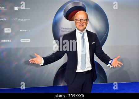ABBduesseldorf: Karsten Schwanke deutscher Meteorologe und Fernsehmoderator zu Gast auf dem blauen Teppich bei der 18.Verleihung Deutscher Nachhaltigkeitspreis 2025 im Maritim Hotel Am 05.12.2025 NRW Deutschland **** ABBduesseldorf Karsten Schwanke meteorologo tedesco e presentatore televisivo come ospite sul tappeto blu al 18° premio tedesco per la sostenibilità al Maritim 2025 2025 Germania Foto Stock