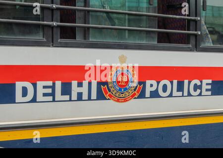 Nuova Delhi, India, 30 ottobre 2025. Auto della polizia in una strada di nuova Delhi Foto Stock