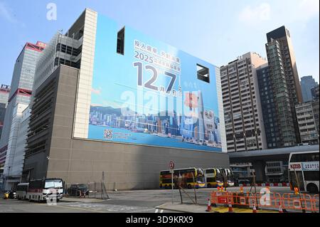 Hong Kong, Hong Kong. 6 dicembre 2025. La pubblicità delle elezioni generali del Consiglio legislativo del 2025 è stata esposta nell'edificio di Sheung Wan il 6 dicembre 2025 a Hong Kong. (Foto di Stringer/Nexpher Images/Sipa USA) credito: SIPA USA/Alamy Live News Foto Stock
