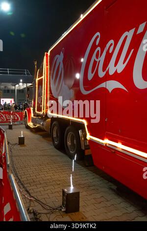 Camion Coca-Cola con illuminazione festiva la sera, Austria, Vienna, 12 dicembre 2024 Foto Stock