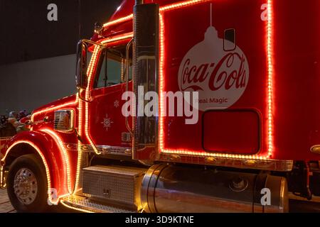 Coca-Cola Holiday Truck presso il locale serale, Austria, Vienna, 12 dicembre 2024 Foto Stock
