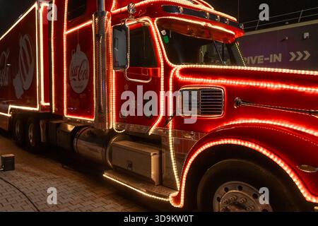 Camion Coca-Cola con illuminazione festiva sul lato, Austria, Vienna, 12 dicembre 2024 Foto Stock