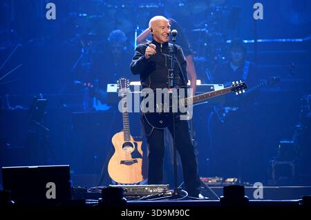 Midge Ure Live bei der 40. La notte dei Proms 2025 nella der ZAG Arena. Hannover, 04.12.2025 Foto Stock