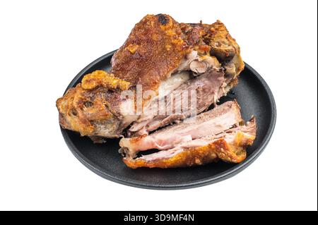 Spatola di maiale arrosto a fette con crosta croccante croccante e succosa struttura di carne fibrosa su piatto nero su sfondo bianco pulito Foto Stock