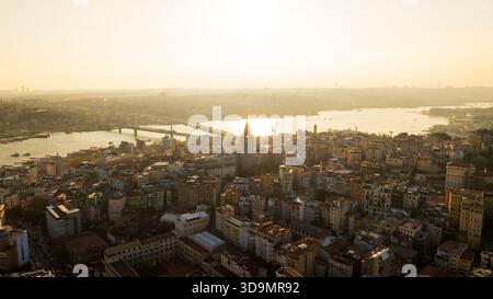 La vista aerea della Torre Galata si erge tra gli edifici, un faro della storia nel moderno paesaggio urbano, Istanbul, Istanbul, Turkiye. Foto Stock