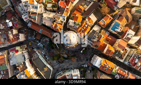 La vista aerea della Torre Galata si erge tra gli edifici, un faro della storia nel moderno paesaggio urbano, Istanbul, Istanbul, Turkiye. Foto Stock