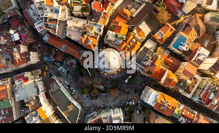 La vista aerea della Torre Galata si erge tra gli edifici, un faro della storia nel moderno paesaggio urbano, Istanbul, Istanbul, Turkiye. Foto Stock