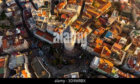 La vista aerea della Torre Galata si erge tra gli edifici, un faro della storia nel moderno paesaggio urbano, Istanbul, Istanbul, Turkiye. Foto Stock