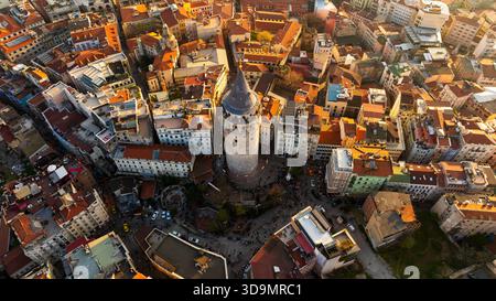 La vista aerea della Torre Galata si erge tra gli edifici, un faro della storia nel moderno paesaggio urbano, Istanbul, Istanbul, Turkiye. Foto Stock