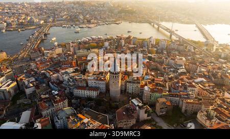 La vista aerea della Torre Galata si erge tra gli edifici, un faro della storia nel moderno paesaggio urbano, Istanbul, Istanbul, Turkiye. Foto Stock