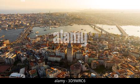La vista aerea della Torre Galata si erge tra gli edifici, un faro della storia nel moderno paesaggio urbano, Istanbul, Istanbul, Turkiye. Foto Stock