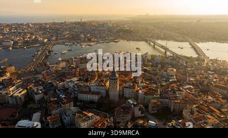 La vista aerea della Torre Galata si erge tra gli edifici, un faro della storia nel moderno paesaggio urbano, Istanbul, Istanbul, Turkiye. Foto Stock