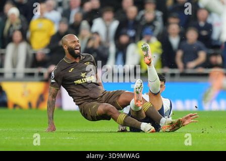 Cristian Romero del Tottenham Hotspur falla con Igor Thiago di Brentford durante la partita di Premier League al Tottenham Hotspur Stadium di Londra. Data foto: Sabato 6 dicembre 2025. Foto Stock